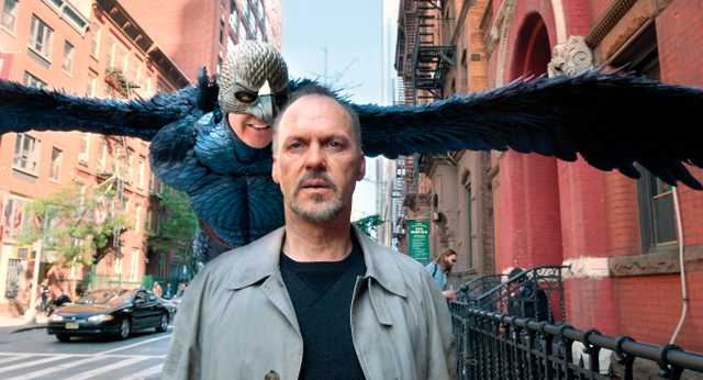 Michael Keaton y su álter ego en Birdman